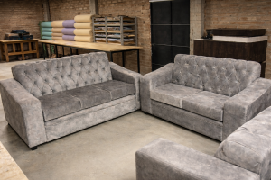 JUEGO DE MUEBLES CAPITONE GRIS